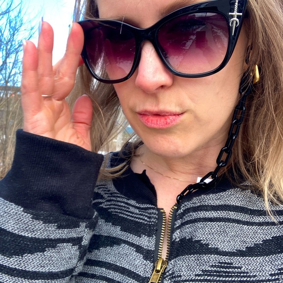 Meet your Posher, Moni - Picture 1 of 1